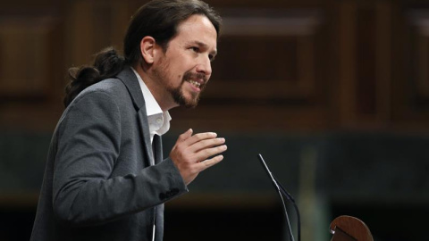 El líder de Podemos, Pablo Iglesias, durante su intervención en el pleno del Congreso en el que el presidente del Gobierno, Mariano Rajoy, comparece para dar cuenta de la situación en Catalunya. EFE/Javier Lizón