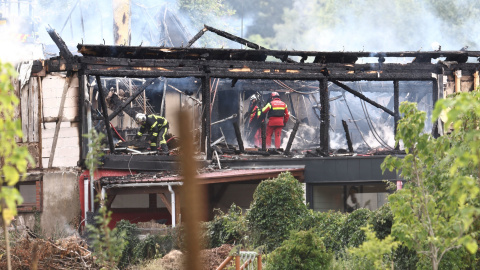 Los bomberos inspeccionan un edificio quemado después de que estallase un incendio en Wintzenheim, este de Francia, el 9 de agosto de 2023.