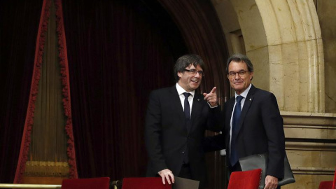 El presidente de la Generalitat, Carles Puigdemont, acompañado del expresidente Artur Mas en la tribuna de invitados del hemiciclo del Parlament.  - EFE