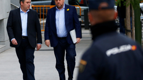 El vicepresidente cesado de la Generalitat, Oriol Junqueras, con su abogado, a su llegada el pasado 2 de noviembre a la Audiencia Nacional, para comparecer ante la juez Carmen Lamela. REUTERS/Javier Barbancho