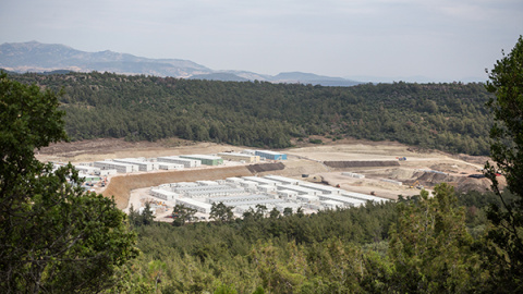 El nuevo campamento para solicitantes de asilo en construcción en la isla de Lesbos, en el área de Bastria, visto desde lo alto de una montaña cercana.