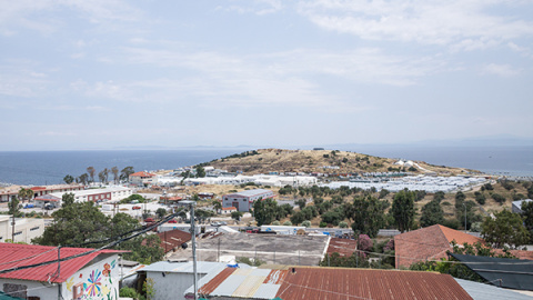 El campamento 'Kara Tepe' para solicitantes de asilo visto desde una colina cercana. El único centro de este tipo activo hoy en día en la isla de Lesbos. Establecido como un campamento temporal después del incendio en Moria, se suponía que duraría 6 