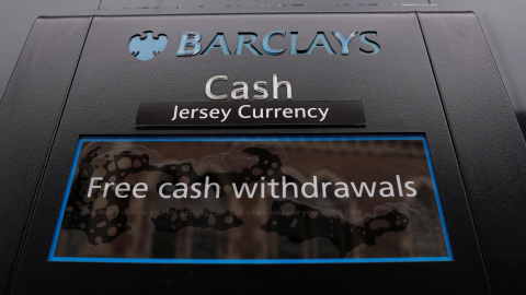 Un cajero de un Barclays Bank en St Helier, Jersey.REUTERS/Darren Staples