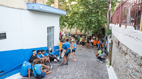 Algunas personas en movimiento de Lesbos, miembros de la asociación Yoga and Sport With Refugees, mientras se relajan después del Mountain Trail Agiasos, una carrera a pie en las montañas alrededor de Agiasos, Lesbos