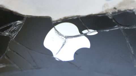 La pantalla partida de un i-Phone fractura el icono de la manzana de Apple.REUTERS/Dado Ruvic