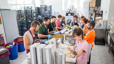 Miembros de la asociación vasca sin ánimo de lucro 'Zaporeak' preparando comida para repartir entre solicitantes de asilo y refugiados en Lesbos.