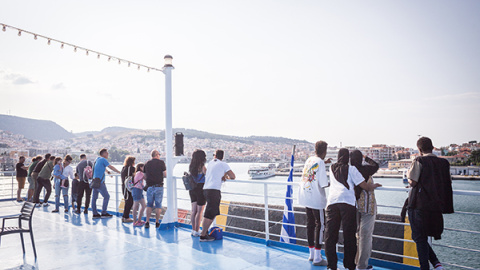 La cubierta del barco 'Nissos Rodos' partiendo de Mitilene, Lesbos al Pireo. En el barco muchos pasajeros son refugiados que abandonan la isla después