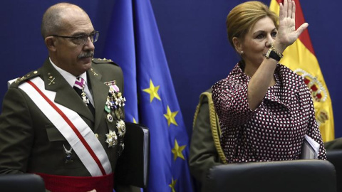 La ministra de Defensa, Maria Dolores Cospedal, al costat del cap d'Estat major, Fernando Alejandre / EFE