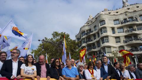 La líder de Ciudadanos en Catalunya, Inés Arrimadas, junto al presidente de Societat Civil Catalana (SCC), Mariano Gomá, y otros líderes del PP y Ciudadanos, en la cabecera de la manifestación en Barcelon acon motivo del Día de la Fiesta Nacional. E