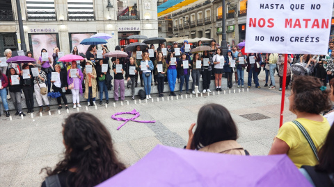 Decenas de personas durante una concentración por los 40 feminicidios en 2023 en la Puerta del Sol, a 2 de junio de 2023, en Madrid