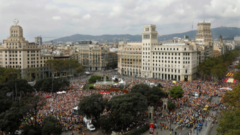 Vista de la manifestación en la Plaza de Catalunya de  Barcelona, convocada por Societat Civil Catalana, Espanya i Catalans y otras entidades contrarias a la independencia con motivo del Día de la Fiesta Nacional. EFE/Andreu Dalmau