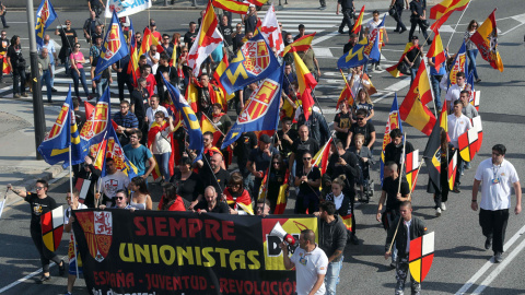 Colectivos de ultraderecha se dirigen a la plaza de Sant Jordi de Barcelona, durante una manifestación en defensa de la unidad nacional. EFE/Toni Albir