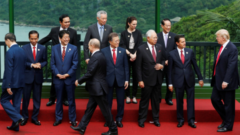 Los presidentes de EEUU y de Rusia, Donald Trump y Vladimir pUTIN, a su llegada para la foto de familia de la cumbre de la APEC en Danang, Vietnam. REUTERS/Jorge Silva