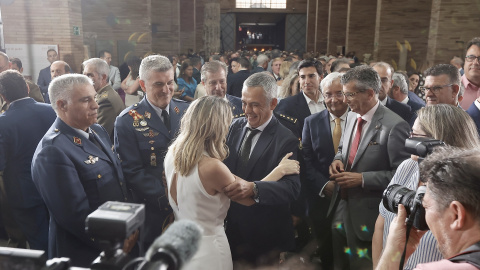 La nueva presidenta de la Junta de Extremadura, María Guardiola (c), saluda al dirigente de Vox en Extremadura, Ángel Pelayo Gordillo, durante la toma posesión de su cargo en el Museo Nacional de Arte Romano, a 17 de julio de 2023, Mérida, Cáceres, E