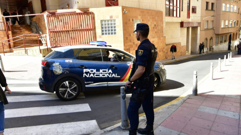 Un agente y vehículo de Policía Nacional participan en un operativo policial, a 24 de abril de 2023, en Ceuta.