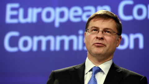 El vicepresidente de la Comisión Europea, Valdis Dombrovskis, en una rueda de prensa en Bruselas. EFE/OLIVIER HOSLET