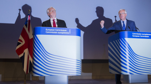 El ministro británico para el Brexit, David Davis, y el negociador jefe de la Unión Europea, Michel Barnier, en la  rueda de prensa tras una nueva ronda de conversaciones celebrada en la sede de la Comisión Europea en Bruselas. EFE/Olivier Hoslet