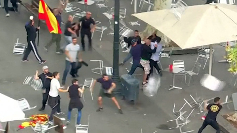 Pelea entre grpos ultras en la terraza del Bar Zurich, en la Plaza de Catalunya de Barcelona. REUTERS