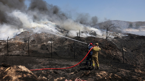 Los bomberos intentan extinguir un incendio en Sesklo, en el centro de Grecia, el 26 de julio de 2023.