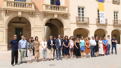 Minuto de silencio en el Ayuntamiento de Almería por el asesinato de una mujer en el barrio de Pescadería, a 8 de agosto de 2023.