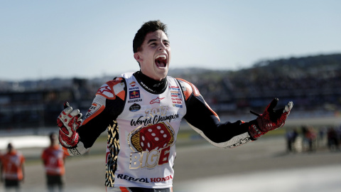 El español Marc Márquez celebra su sexto título mundial, su cuarto en MotoGP, tras finalizar tercero en el Gran Premio de la Comunidad Valenciana disputado en el circuito Ricardo Tormo de Cheste. EFE/Manuel Bruque