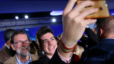 El presidente del Gobierno y del PP, Mariano Rajoy, se hace un selfie con un simpatizante tras el acto de presentación de las candidaturas de su partido para las elecciones catalanas del 21-D. REUTERS/Albert Gea