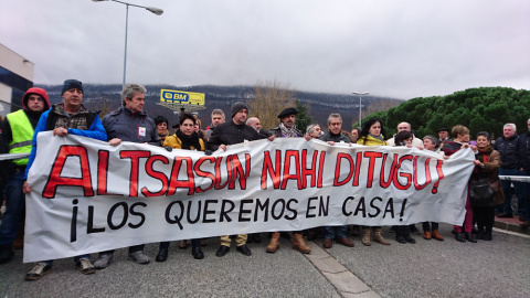 "Los queremos en casa", dice una pancarta sujetada por familiares de los presos de Altsasu./PÚBLICO