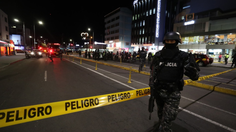 Un policía permanece apostado en los aledaños de la Clínica de la Mujer, a donde fue llevado el candidato a la Presidencia de Ecuador Fernando Villavicencio, a 9 de agosto de 2023 en Quito