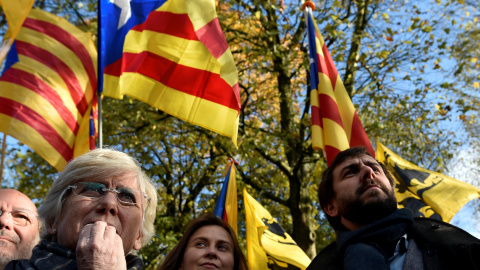 Los conselles cesados d Govern Meritxell Serret, Clara Ponsati y Antoni Comin, en la concentración convocada por ANC en Bruselas. REUTERS/Eric Vidal