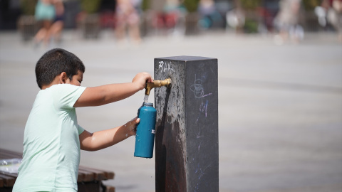 09/08/2023 - Un niño llena una botella de agua en una fuente, a 9 de agosto de 2023, en Vitoria Gasteiz, Álava, Euskadi.