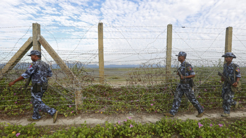 Miembros de la policía de fronteras de Myanmar, de patrulla cerca de un campañemnto rohinyá. EFE/EPA/HEIN