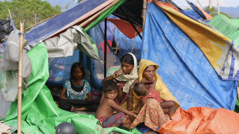 Mujeres y  niños rohinyas en un campamento de refugiados cerca de la frontera entre Myanmar y Bangladesh. EFE/EPA/HEIN