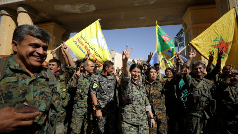 Milicianos de las FSD celebran su victoria ante el Estado Islámico en la ciudad de Raqa. - REUTERS