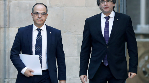 El presidente de la Generalitat, Carles Puigdemont, y el conseller de Presidencia, Jordi Turull, a su llegada a la reunión semanal del gobierno catalán. EFE/Andreu Dalmau.