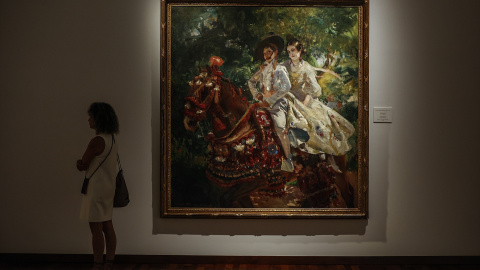 Una persona observa una obra de Joaquín Sorolla, en el Museo de Bellas Artes de Valencia, a 21 de julio de 2023, en València.