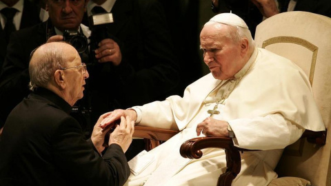 Marcial Maciel, fundador de los Legionarios de Cristo, junto al papa Juan Pablo II. / REUTERS