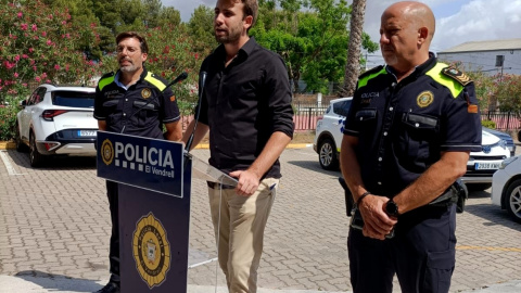 El regidor de Seguretat Ciutadana del Vendrell, Christian Soriano, amb agents de la Policia Local.