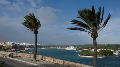 El puerto de Mahón (Menorca) ha permanecido hoy cerrado al tránsito marítimo por los fuertes vientos. /EFE