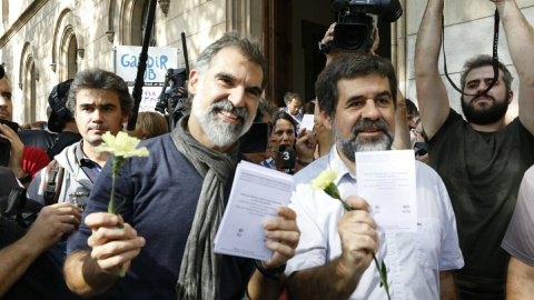 Jordi Cuixart, president d'Òmnium Cultural, mostra les paperetes a Plaça Universitat de Barcelona