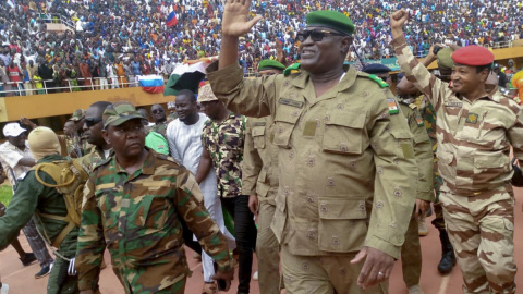 El general Mohamed Toumba, uno de los dirigentes de la junta militar golpista de Níger, autodenominada el Consejo Nacional de Salvaguardia de la Patria (CNSP), mientras saluda a los manifestantes que les apoyan, a 6 de agosto de 2023