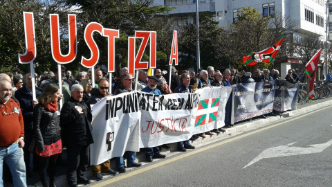 Dos centenares de personas han protestado este viernes frente a los juzgados de Vitoria por el archivo de la querella contra la matanza del l3 de marzo de 1976. - Martxoak3