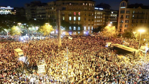 Imatge de la manifestació d'aquest dimarts a Barcelona per la llibertat de Jordi Sànchez i Jordi Cuixart