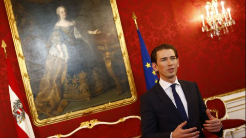 Kurz, frente a una pintura de la Emperatriz María Teresa I de Austria. REUTERS