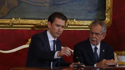 El presidente austriaco, Van der Bellen, y el ministro de Relaciones Exteriores, Kurz, en la oficina presidencial en Viena.REUTERS