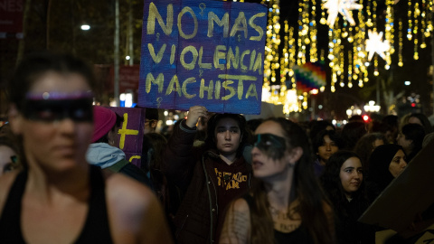 Una mujer sujeta una pancarta durante una manifestación contra las violencias machistas, a 25 de noviembre de 2022, en Barcelona