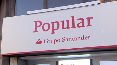 Los rótulos de las más de 1.200 oficinas de los bancos Popular y Pastor comienzan estos días a mostrar el color corporativo y la marca del Grupo Santander, su dueño desde junio.