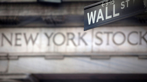 Cartel indicador de Wall Street, la calle donde tiene su sede la Bolsa de Nueva York (NYSE, de New York Stock Exchange). REUTERS/Carlo Allegri