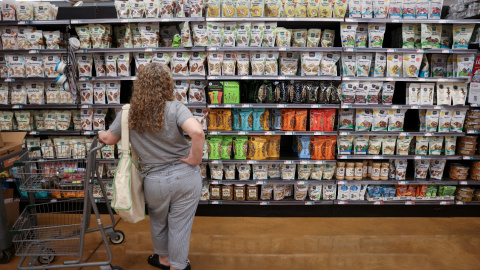 Una mujer en un supermercado en Manhattan (New York). REUTERS/Andrew Kelly