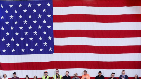 Un grupo de personas asisten al mitin sobre economía del presidente de EEUU, Joe Biden, en  Nuevo México. REUTERS/Jonathan Ernst