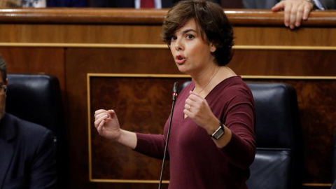 La vicepresidenta del Gobierno, Soraya Sáenz de Santamaría, interviene en la sesión de control al Gobierno celebrada hoy en el Congreso de los Diputados. EFE/Juan Carlos Hidalgo